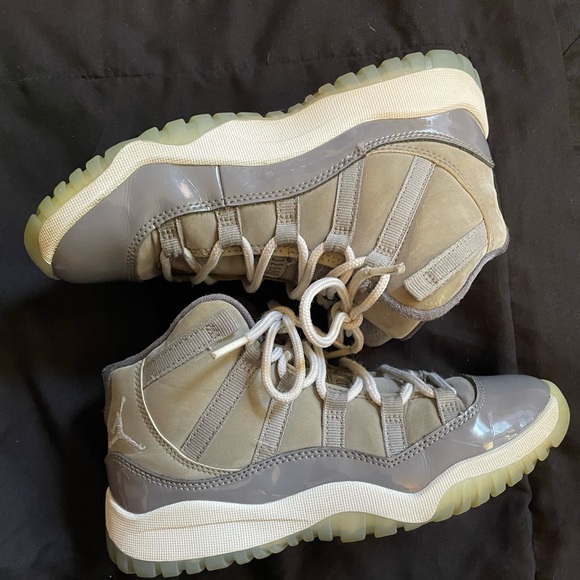Used cool grey Jordan 11 size 1.5Y no box - Picture 3 of 7